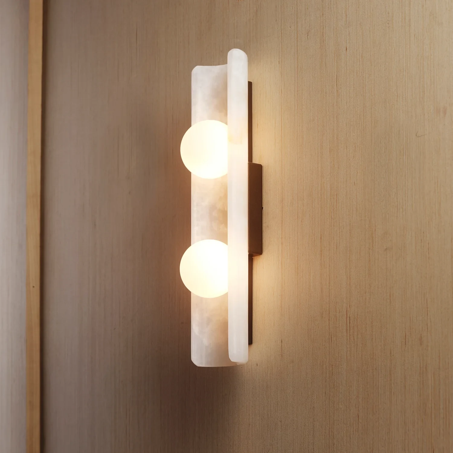 Flanged Alabaster Plate with Multi-Globe Wall Sconce detail