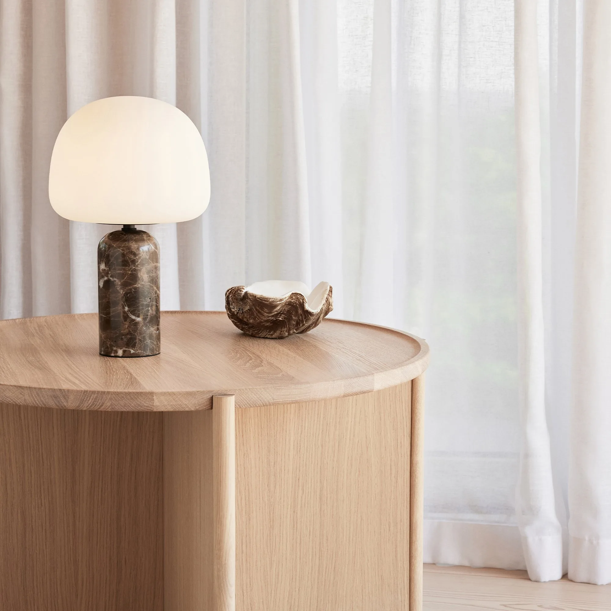 Modern Minimalist White de vidrio and Brown de mármol Mushroom Lámpara de mesa Collection detail view 4
